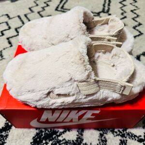 New Never Worn Nike Calm SE